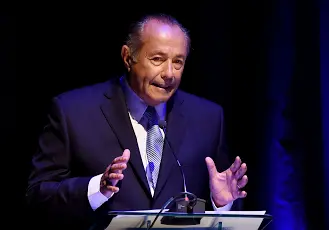 Adolfo se opone a la venta de la Casa de San Luis . Sirvió para la prosperidad de San Luis y debe servir para lo mismo .