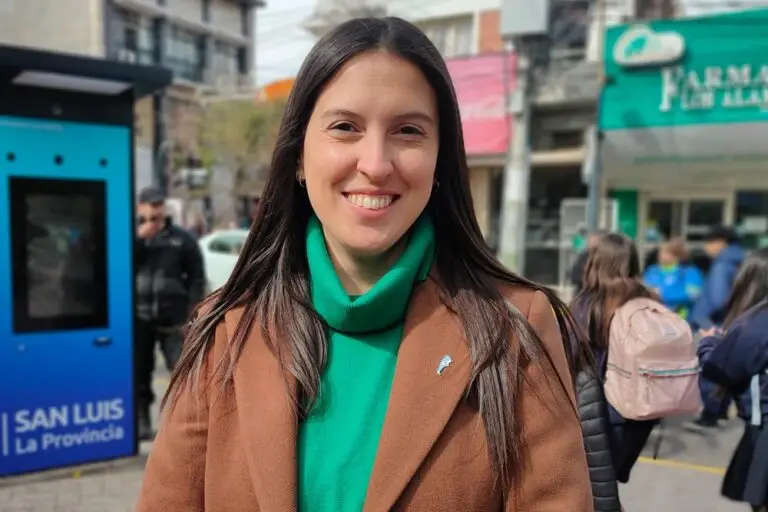 Cansada de las traiciones, Agustina Arancibia, renunció a su banca.Hizo todo él trabajo sucio y la dejaron sin nada , sin Presidencia.Su padre y su sello juegan con MILEI 