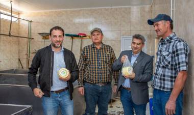 Piri y PItin Moreyra con lo Menonitas en Nueva Galia. Increíble emprendimiento industrial comercial de 80 familias 