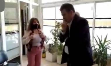 Otro ridículo de Bazla . Oste evidenció que no se inscribió para el Congreso de Tribunales de Cuentas, lo fue a buscar  a su despacho y se escondió .