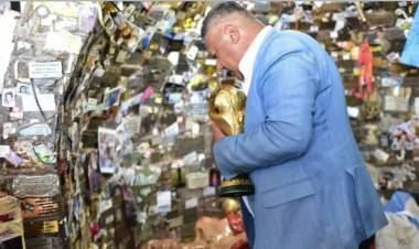 El Chiqui Tapia le llevó a la Difunta Correa la Copa.