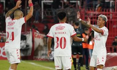 FÚTBOL: Jonás Acevedo se consolida como titular en Huracán