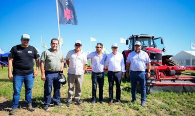 VILLA MERCEDES: Gato Fernández en la Expo Alfalfa