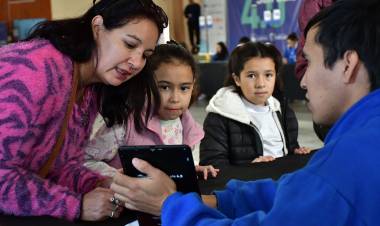 TILISARAO: recibieron sus tablets alumnos y Jubilados