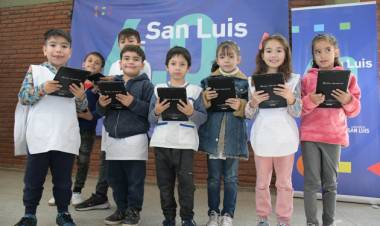 CASI 25.000 DISPOSITIVOS ENTREGADOS A ALUMNOS Y JUBILADOS