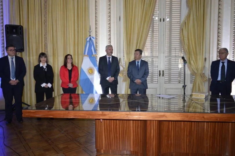 La Justicia puso las cosas en su lugar.Poggi no puede co Gobernar ni acortar mandatos .Duro golpe al amiguismo judicial .Bona pasible de juicio político .Por las dudas ya habría iniciado la jubilación.