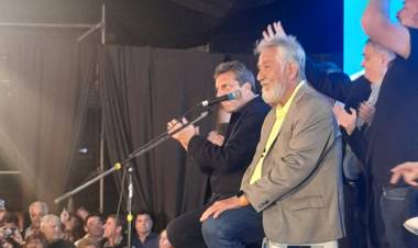 Massa"el modelo peronista de San Luis es ha seguir por su eficiencia y progreso.Las Malvinas no se regalan por nuestros Héroes de la V Brigada Villa Reynolds.Defendamos los Jubilados contra AFJP, Universidad Gratuita contra arancelada con el voto.Yo quiero computadora y no armas en la mochila de nuestros chicos". Impactante acto.