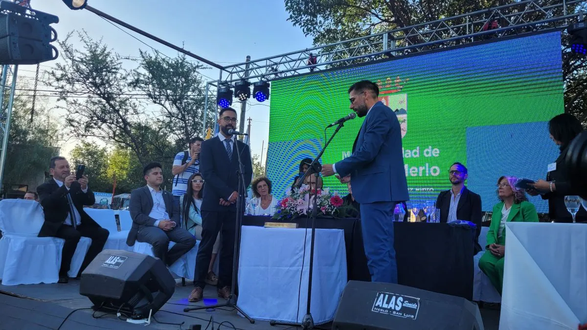 Merlo juró Alvarez Pinto y su Gabinete y se olvidó de los millones que le dió Alberto Rodríguez SAA.No lo hace mejor dirigente perder la memoria 