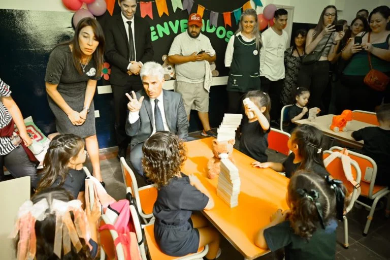 Papelón de Poggi.Con chicos de 3 años se sacó fotos.Si lo hacen los otros estaría mal.El paro alcanzó el 85% .