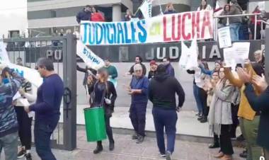 El quite de colaboración de los Judiciales, está colapsando la Justicia y sigue.El Gobierno desatiende un conflicto que es inimaginable.