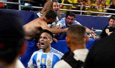 Histórico: Argentina Bi Campeón de América.Scaloni y su equipo en la Leyenda 