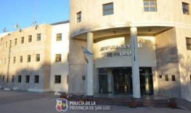 Denuncian que hay presiones políticas para él Tirador Policial Alfonzo.Estaba desorbitado nos dijo una vecina. Había otro Policía que se escapó.