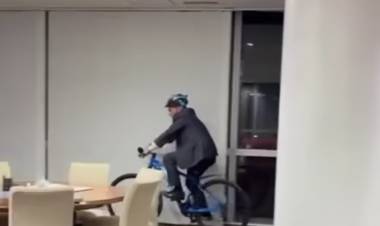 Poggi asumió ante su tropa, que la elección tiene riesgos.Que hará cambios si pierde y que no será candidato.No digan que estoy con Milei .Hay desazón.La.quita de celulares fue la perlita 