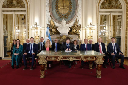 Milei : eliminamos el Cepo para siempre . El FMI apoyyo y se espera como reaccionen los mercados.