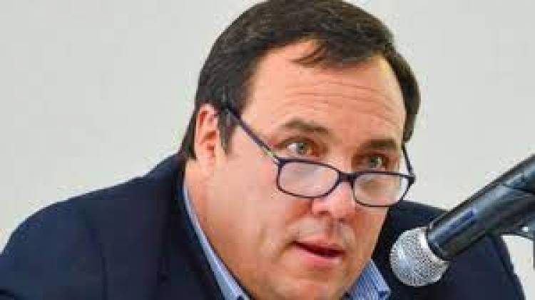 Koslay"un Juez de Faltas que alega su propia torpeza y ataca a quien lo respeta"El reino del revès.