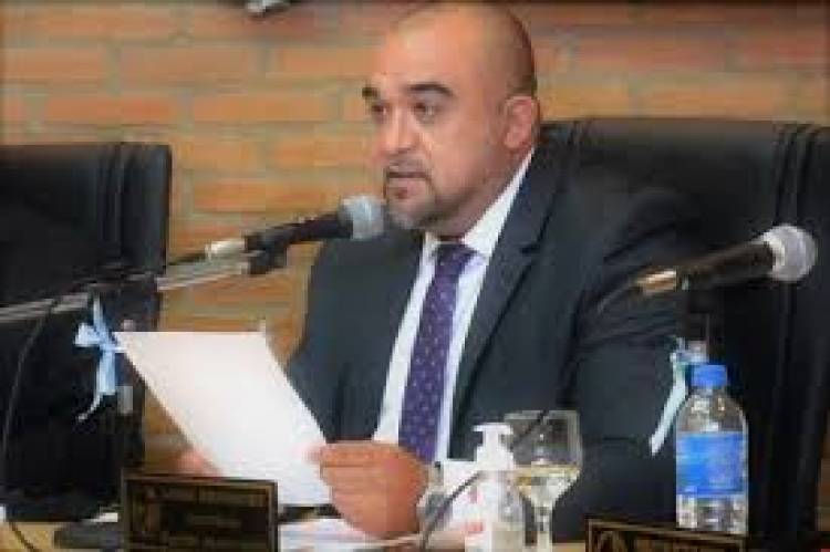 Maxi"yo respeté, pero me armaron una Municipalidad paralela en el Molino .Me armaron operetas institucionales en el Concejo desde San Luis y seguí respetando .Los que me critican porque tengo que convivir con Poggi, son los que nos hicieron perder desde Terrazas "