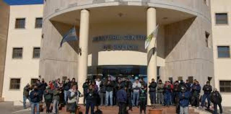 Analizan en la Policía y en Educación paros , de continuar el desoblamiento salarial.Salud empieza el martes con paros del 50 por ciento .Semana clave para intereses por mora .