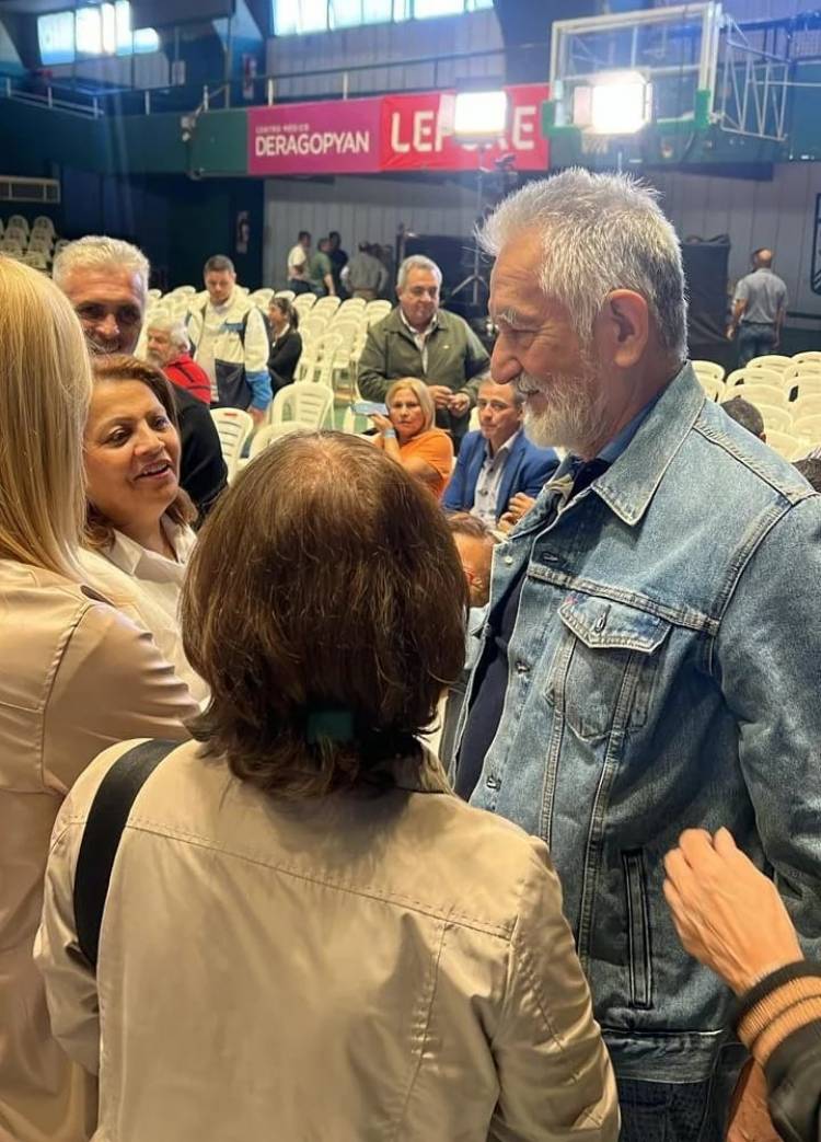 Según Perfil , Alberto Rodríguez SAA pegó duro y le pegaron duro .El viejo discurso de quién es traidor.Le recordaron su Candidatura por CF en 2011