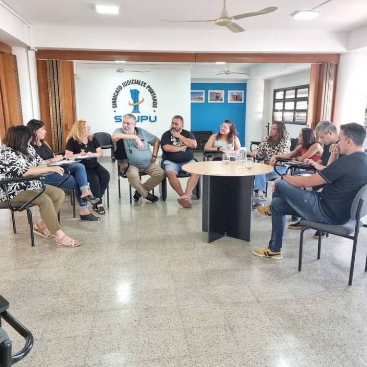 El Frente Intersindical prepara la marcha para el 1 de abril, contra la falta de recomposición salarial, despidos y persecuciones.Poggi adelantó que no hará ningún anuncio de mejoras .Se espera una fuerte presencia policial .