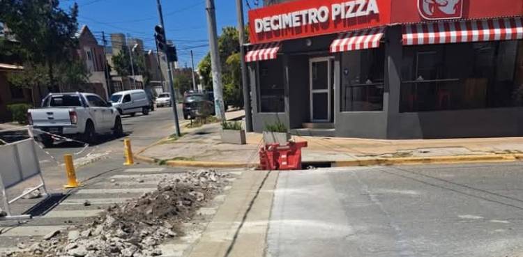 Hissa y una burrada para que haya inundación. Tapó un desagüe con hormigón.