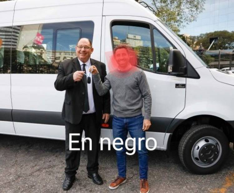 El Sr. Smith echó a los choferes en Negro de Inclusión.Verguenza ajena , se le escuchó decir a Luciano Ayala y a Martín Olivero.Una burrada política.