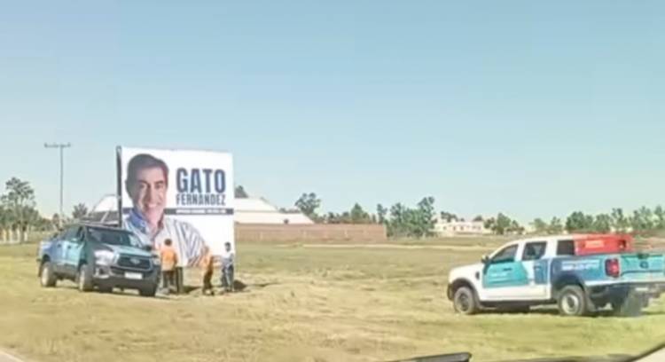 Poggi dice que vota a los Candidatos de Milei .Primera acción, romperle los carteles al PJ, con vehículos oficiales .