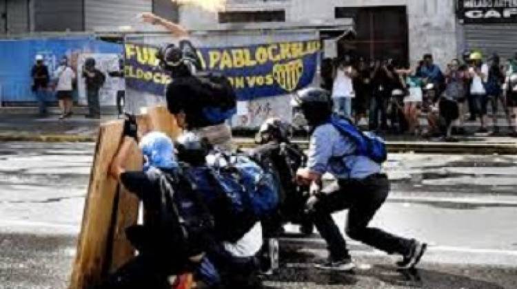INFILTRADOS: REPRESION POLICIAL EN LA PLAZA DEL CONGRESO