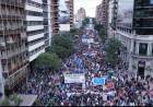 Una multitud, burla el protocolo Bullrich. Tocan un sentimiento Argentino y el pueblo lo hace sentir.Es igualar la Universidad Pública por eso tanta gente .