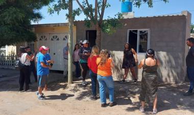 Tilisarao:con la misma gente del Plan, le construyeron una casa a un beneficiaro.Sentido común superador.