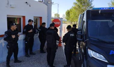 POGGI intervino la ULP. Militarizó el ingreso .Es Ad-Referéndum de la Legislatura.El aprovechamiento del receso Legislativo y con DNU en la mano . 