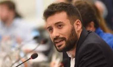 Cacace ridiculiza a MILEI "intenta derogar artículos del Código Civil que no existen" .Se nota que el Presidente , no lee, lo que firma.