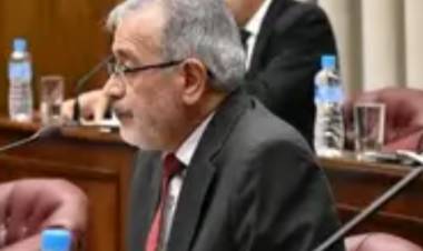 El Senador Olguín plantea que no le descuenten más del 30 por ciento a los estatales de manera automática. Proyecto lógico, ante él endeudamiento y miseria salarial de los Estatales . Habrá que ver cómo vota él poggismo oficialista.