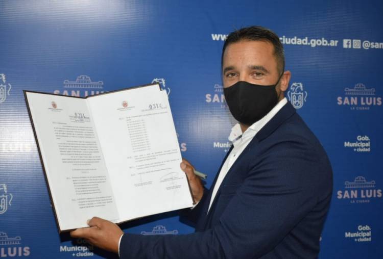 Tamayo aumenta un 50 por ciento el sueldo a los municipales