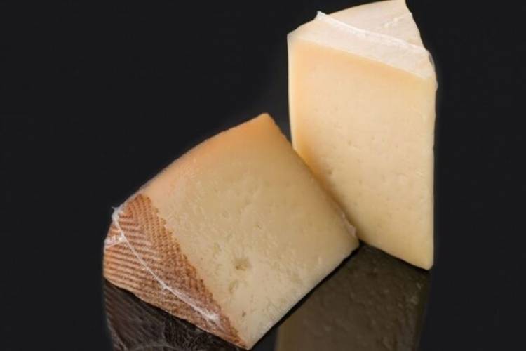 Material sustentable como envoltorio de quesos envasados