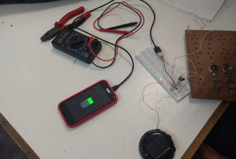 Estudiantes y docentes crearon un cargador solar portátil 