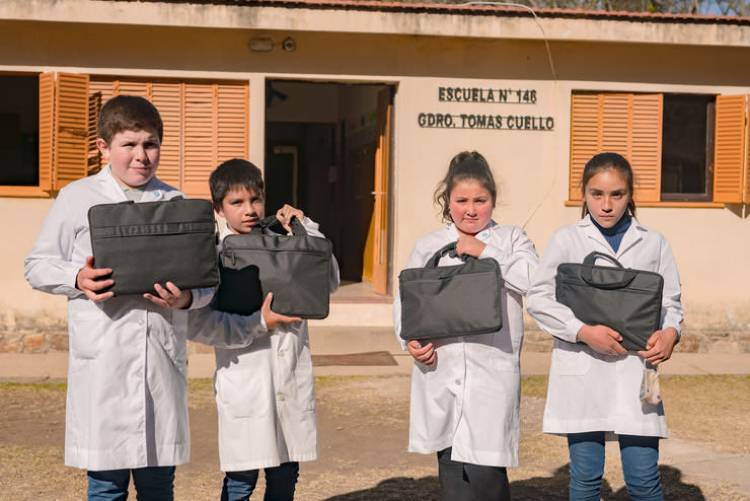 Las computadoras llegaron a 280 estudiantes del interior