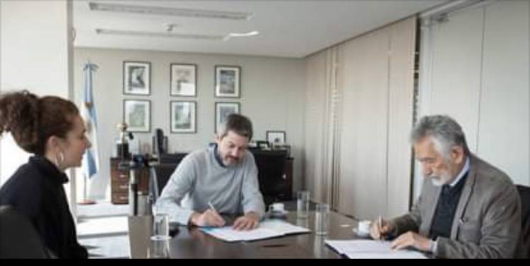Alberto y su grandeza.Firmó mejoras para dos Municipios opositores .Merlo y La Carolina 