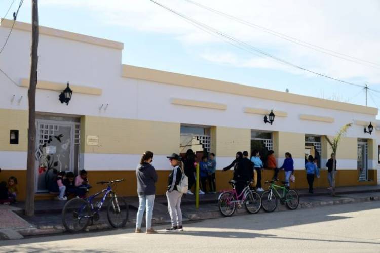 QUINES: la biblioteca popular tiene más de 13.000 títulos