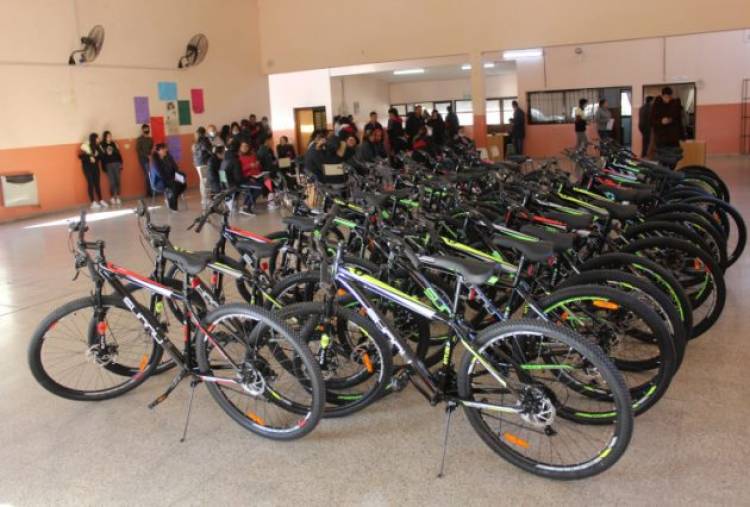 LA CALERA: estudiantes recibieron bicicletas 