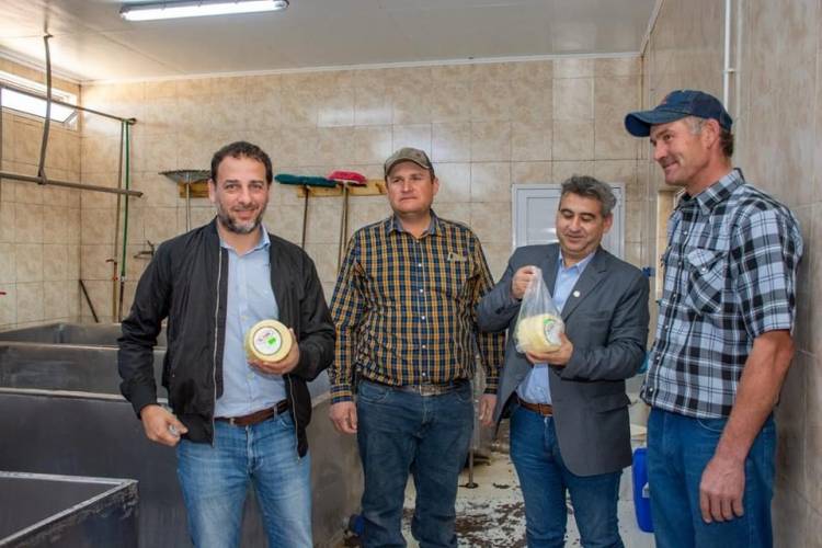 Piri y PItin Moreyra con lo Menonitas en Nueva Galia. Increíble emprendimiento industrial comercial de 80 familias 