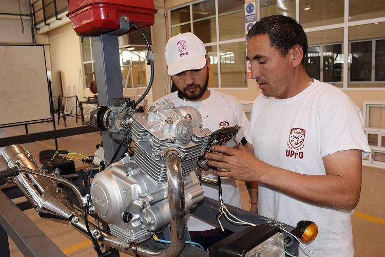 Alumnos de la UPrO reparan motos gratis en la Ex SCAC