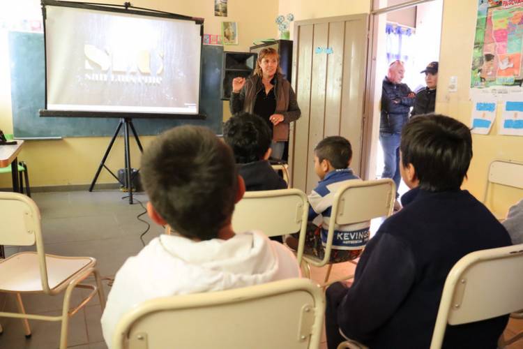 CHOSMES: el Cine Móvil estuvo en la escuela