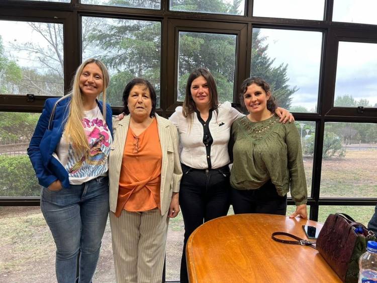 Reconocen a comerciantes que apostaron a la reconstrucción privada . Fue propuesto por la Diputada  Teresa Páez 