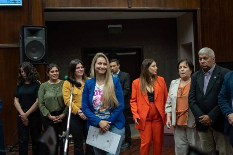 Reconocen a comerciantes que apostaron a la reconstrucción privada . Fue propuesto por la Diputada  Teresa Páez 