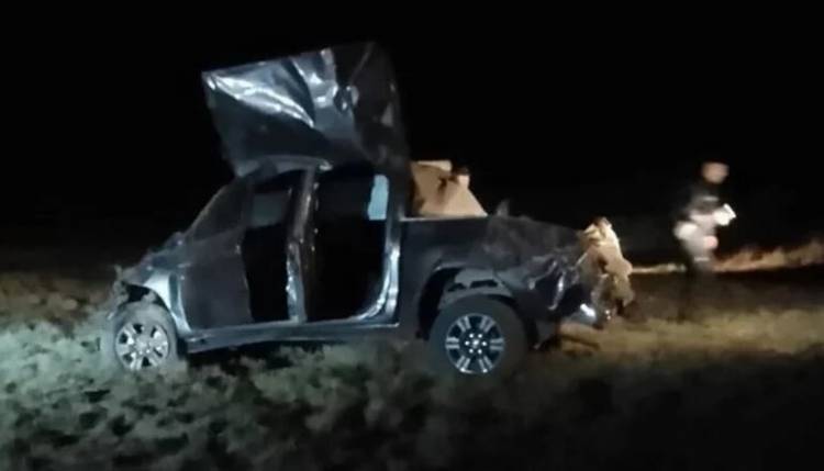 Tremendo choque en Naschel con tres muertos de una familia boliviana .Pasaron de largo en una curva 