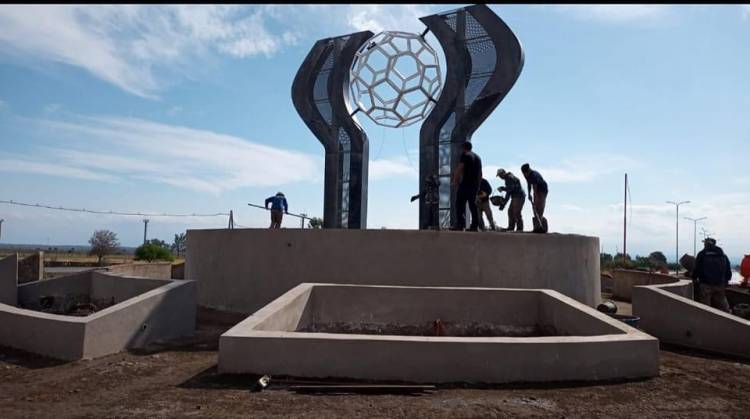 Olivero y un homenaje a los autores del Golpe del 76.Fuertes críticas de la gente ante la falta de agua y pavimento .