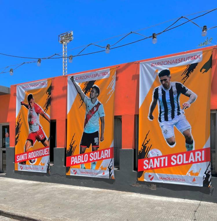 Arizona reconoció a los hermanos Solari y Santi Rodríguez por su momento en el fútbol, orgullo para ese pueblo. Notable gesto de la Municipalidad 