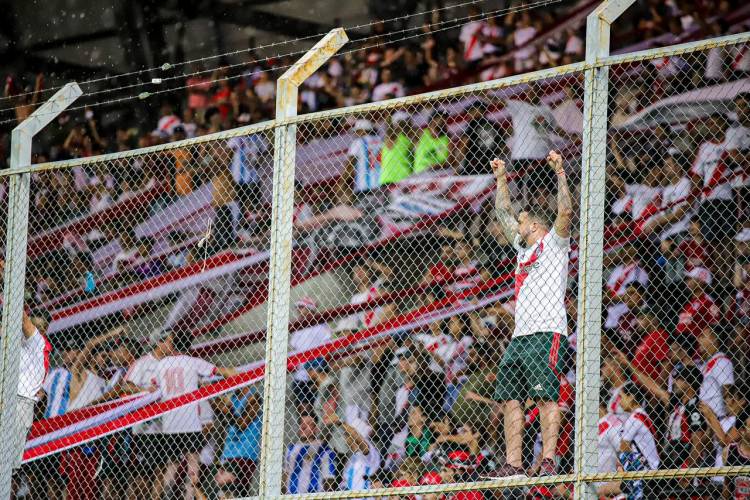 FIESTA BAJO LA LLUVIA