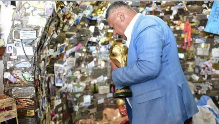 El Chiqui Tapia le llevó a la Difunta Correa la Copa.