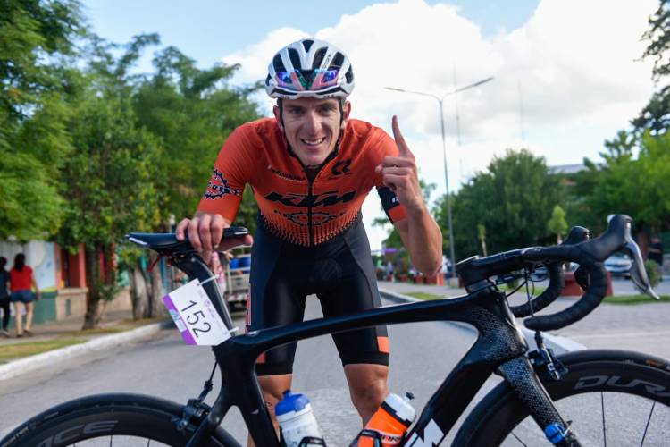 VUELTA DEL PORVENIR: Sergio Fredes festejó en La Toma